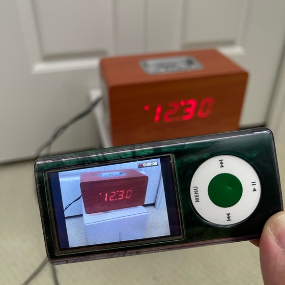 iPod Nano 5th Gen + speaker dock - Picture 6 of 6